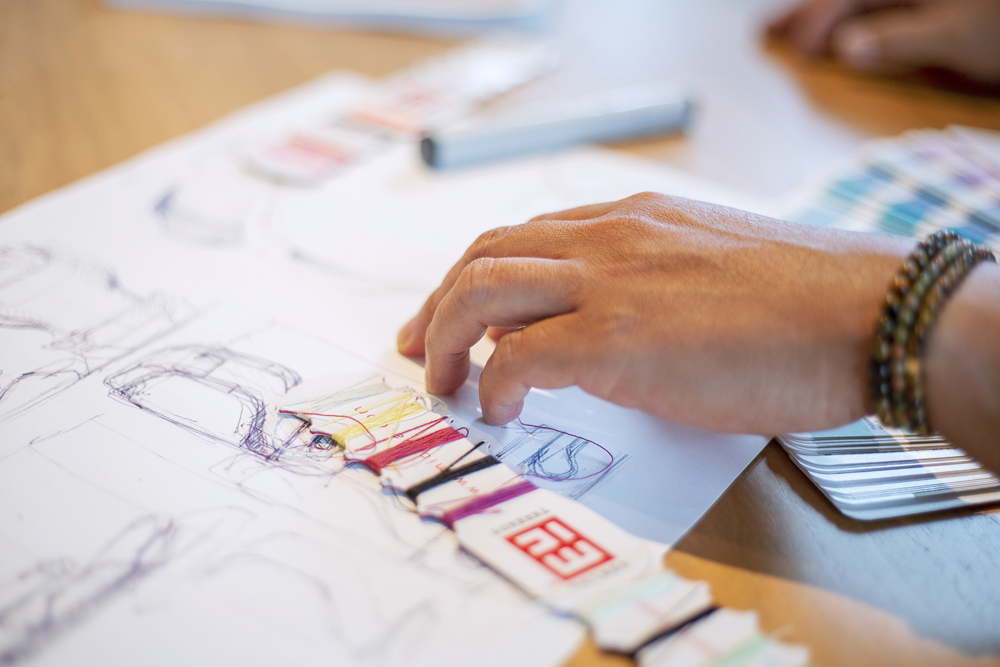 Die Auswahl der Stoffe für den RECARO EXO Sitz erfolgte anhand von vielen Musterkatalogen.